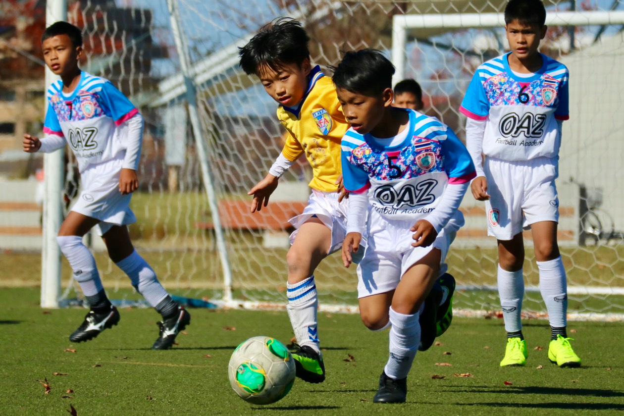 国際交流試合でプレーする子どもたち